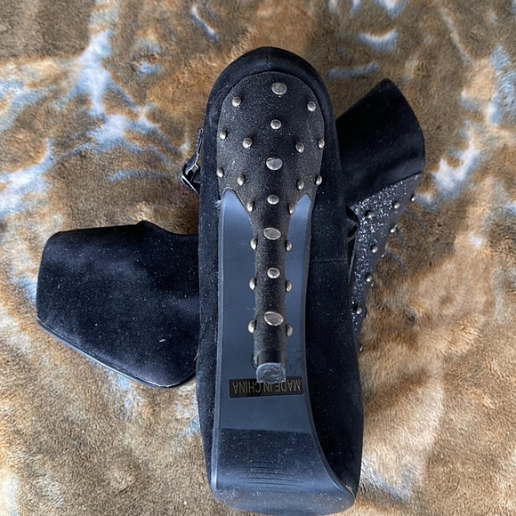 Black 4” heel dress shoes by UN Sensored - Picture 2 of 6